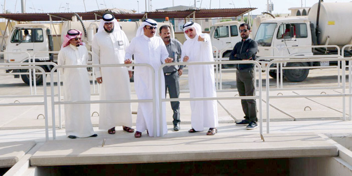  رئيس بلدي الجبيل ونائبه اثناء زيارة المحطة