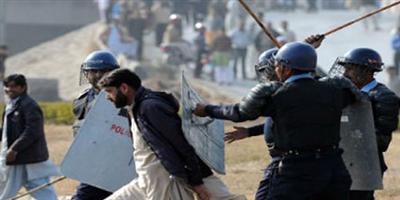 مقتل 6 محتجين باشتباكات مع الشرطة في باكستان  