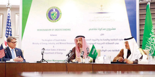  الأمير عبدالعزيز بن سلمان والمهندس الفالح و ريك بيري خلال اللقاء
