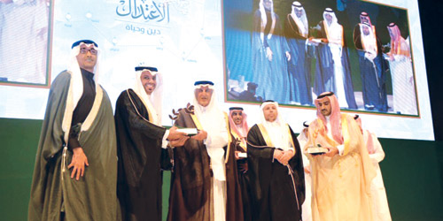  الأمير خالد يسلم الجائزة لمدير جامعة جدة