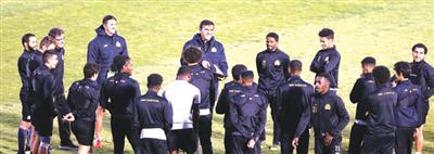 جوستافو يواجه لاعبي النصر بأخطائهم أمام الباطن 