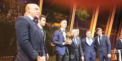 رونالدو يلحق بميسي ويتوج للمرة الخامسة بجائزة الكرة الذهبية 