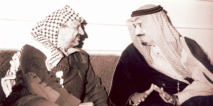  صورة أرشيفية للملك سلمان والراحل ياسر عرفات
