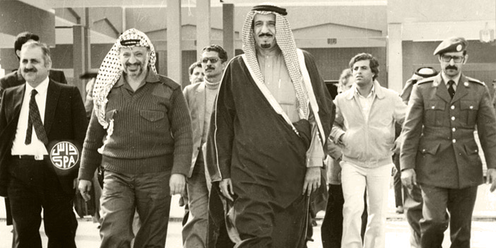  لقطات ارشيفية لخادم الحرمين الشريفين مع الرئيس الفلسطيني الراحل ياسر عرفات