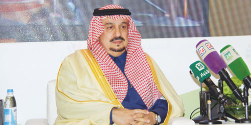  أمير منطقة الرياض خلال رعايتة للمنتدى