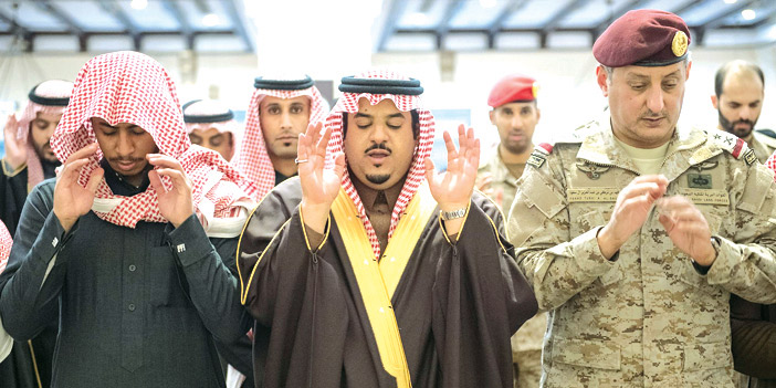  الأميرمحمد بن عبد الرحمن يؤدي الصلاة على الشهيد
