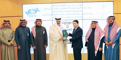 الملك يمنح أمين عام منظمة السياحة العالمية وسام الملك عبدالعزيز 