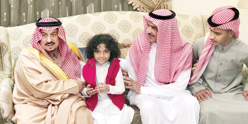  أمير منطقة الرياض معزياً أسرة العمير