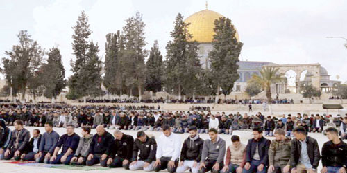  باحات المسجد الاقصى في القدس وآلاف المصلين