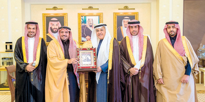  أمير القصيم يتسلم درعا تذكاريا من رئيس الاتصالات السعودية
