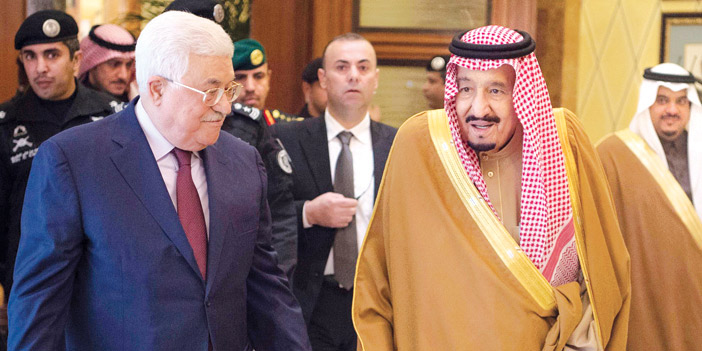  خادم الحرمين الشريفين خلال استقباله الرئيس الفلسطيني