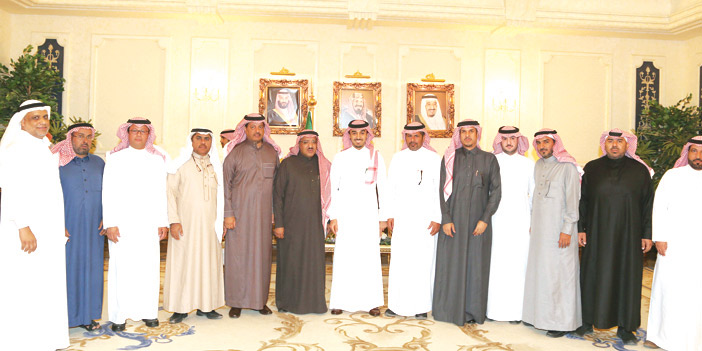  الأمير عبدالعزيز الفيصل في لقطة تذكارية مع مسئولي الأندية