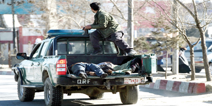  الشرطة الأفغانية تخلي القتلى والجرحى من موقع الهجوم على المركز