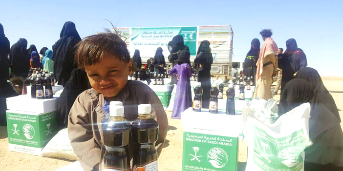 مركز الملك سلمان للإغاثة يوزع سلالاً غذائية في مديرية الحزم بالجوف 