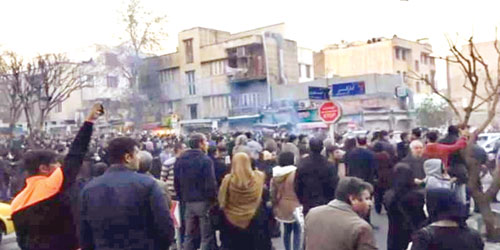  جموع المحتجين الإيرانيين يصدون قمع قوات الأمن لهم