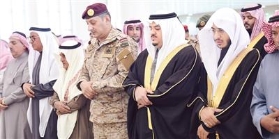 الأمير محمد بن عبدالرحمن ينقل تعازي القيادة لأسرتي الشهيدين المهيدب والعتيبي 