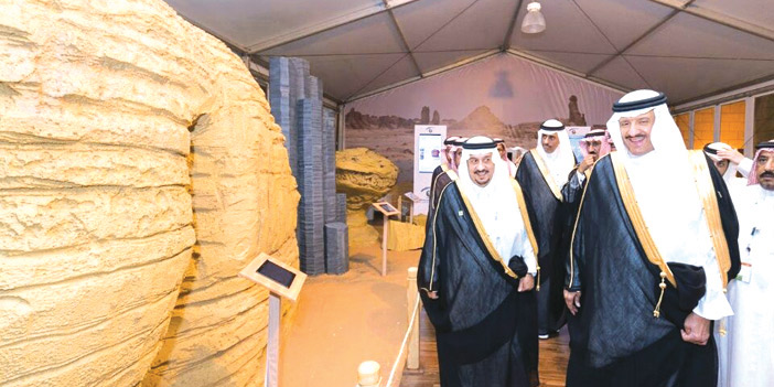  الأمير فيصل بن بندر والأمير سلطان بن سلمان وجولة على معارض الملتقى الأول للآثار