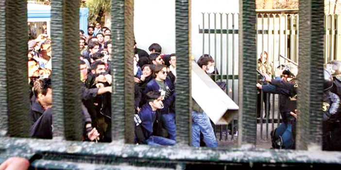  قوات النظام الإيراني بادرت بقمع تظاهرات طلابية سلمية