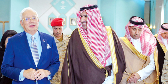  الأمير فيصل بن سلمان مستقبلاً رئيس الوزراء الماليزي