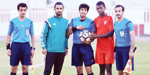 اللاعب عدنان مؤمني يتسلم كرة المباراة من الحكم