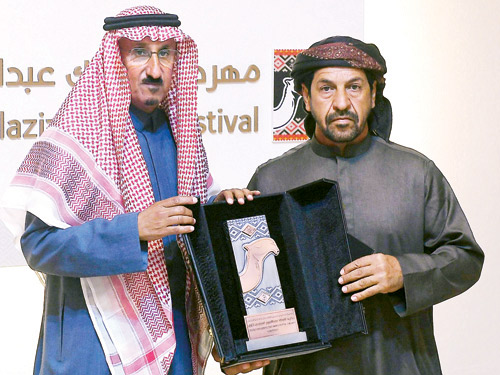 إدارة مهرجان الملك عبد العزيز للإبل تسلم الفائزين في فئة الفردي جوائزهم 
