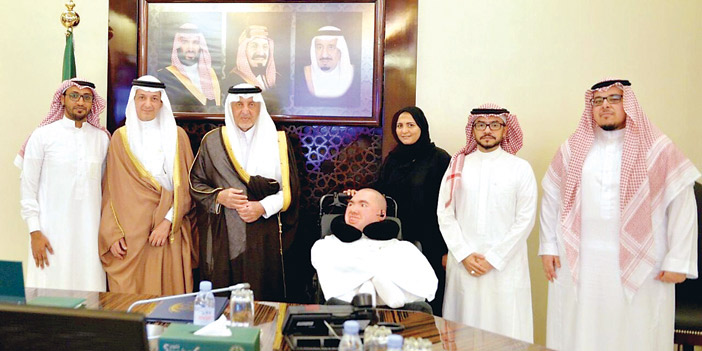  الأمير خالد الفيصل يتوسط أعضاء جمعية الإرادة لموهوبي الإعاقة