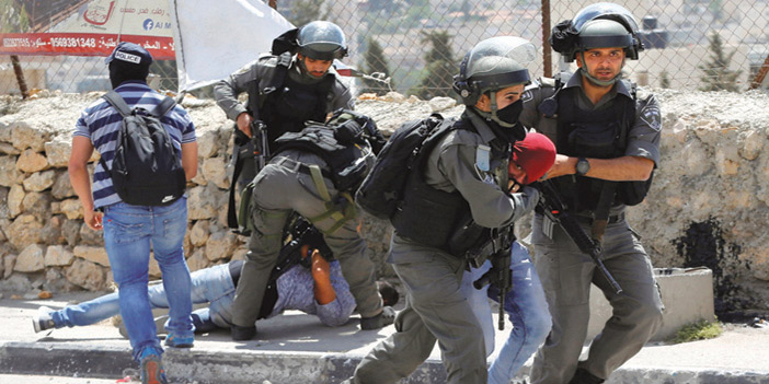  جنود الاحتلال يعتقلون ناشطين فلسطينيين