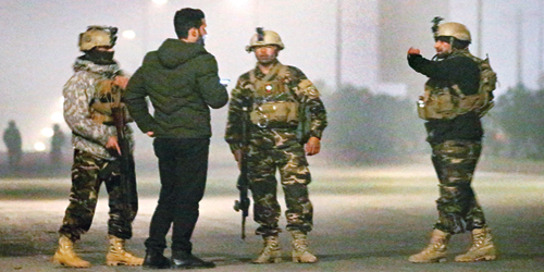  أفراد من الجيش الأفغاني يطوقون الفندق تمهيداً لاقتحامه