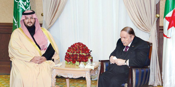  الأمير تركي بن محمد والرئيس الجزائري خلال الاستقبال