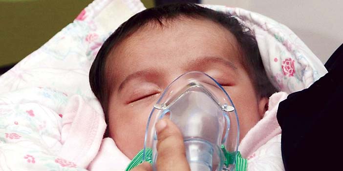   طفل يتلقى البخار في طوارئ ولادة الدمام