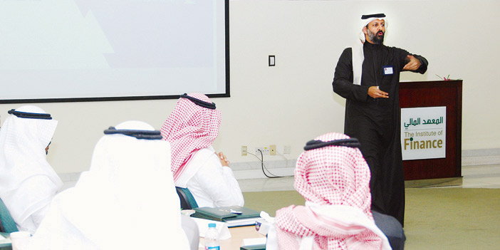  محمد القويز متحدثاً أمام المشاركين