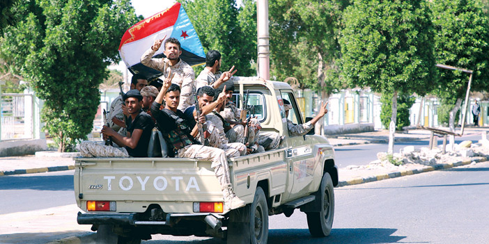  جنود من انفصاليي الجنوب وهم يرفعون علم اليمن الجنوبي
