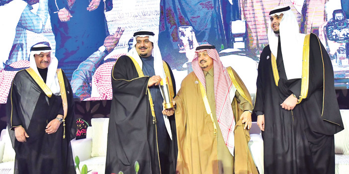  أمير منطقة الرياض خلال تكريمه رئيس نادي الهلال