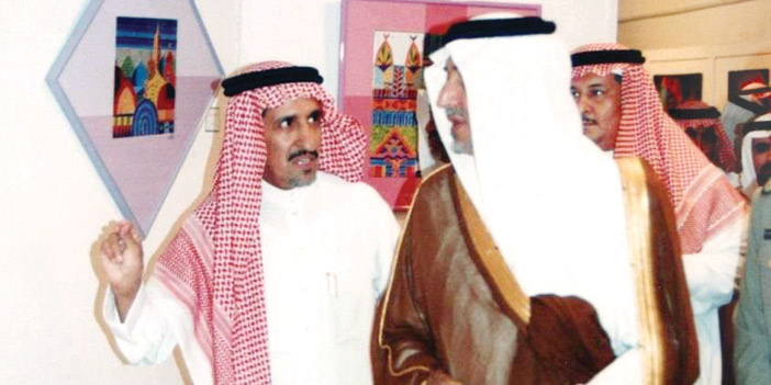   الأمير خالد الفيصل خلال افتتاحه أحد معارض جماعة الدوادمي في أبها