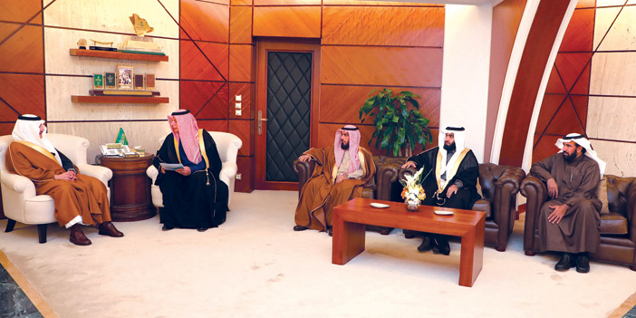   الأمير سعود بن نايف مع رئيس مجلس إدارة أيتام الجبيل