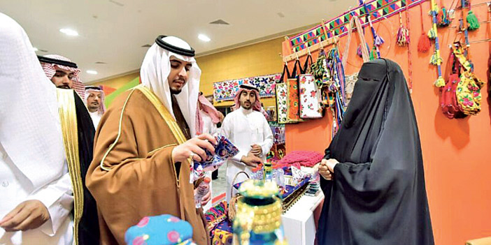   الأمير فيصل بن عبدالرحمن يستعرض منتجات الجمعية