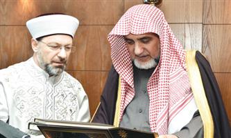 آل الشيخ يبحث مع رئيس الشؤون الدينية التركي التعاون في مجال العمل الإسلامي 