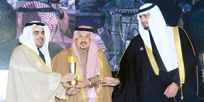 أمير منطقة الرياض يكرم شركة عبدالله العثيم الاستثمارية 