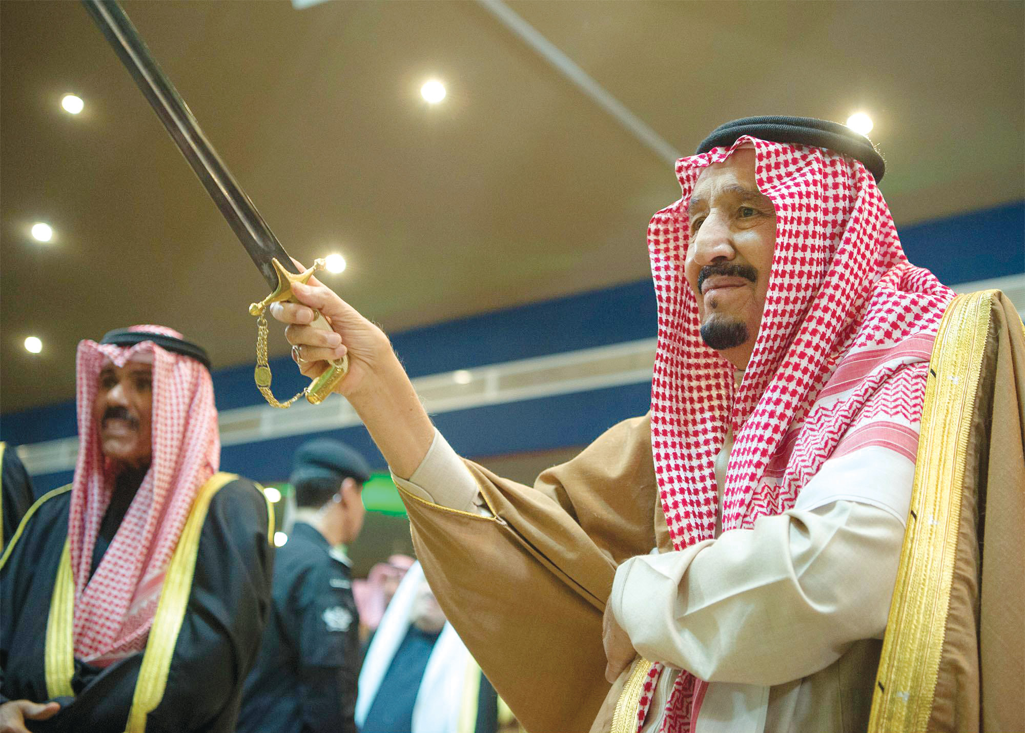  خادم الحرمين يتفاعل مع العرضة السعودية خلال الحفل الفني