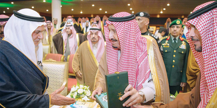   الأمير تركي الفيصل يتسلم تكريم سعود الفيصل من خادم الحرمين