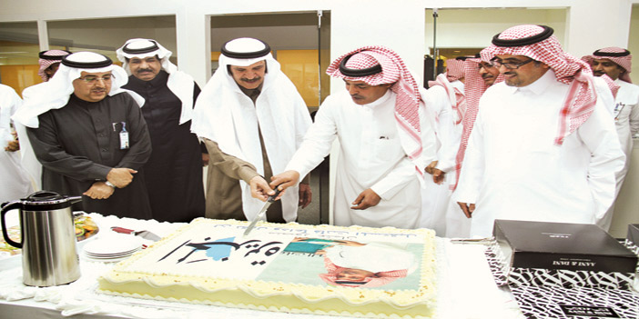  الأستاذ خالد المالك وعدد من الزملاء أثناء الاحتفالية