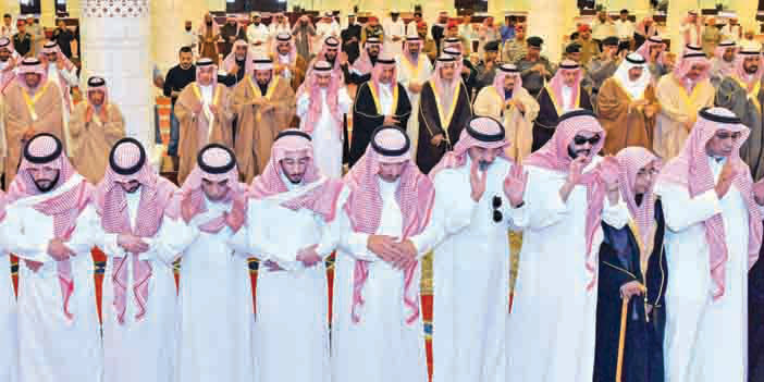 أمير منطقة الرياض يؤدي صلاة الميت على والدة الأمير فيصل بن مساعد 