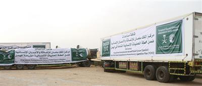 70 شاحنة محملة بالمواد الغذائية والإيوائية براً لـ(4) محافظات يمنية 