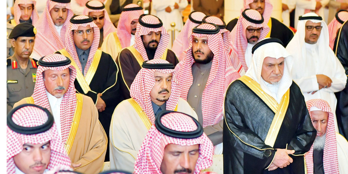   أمير منطقة الرياض وعدد من الأمراء يؤدون صلاة الميت على الأمير عبدالعزيز بن بندر بن محمد