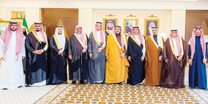  لقطة جماعية لوفد أعضاء مجلس الشورى مع سمو أمير القصيم