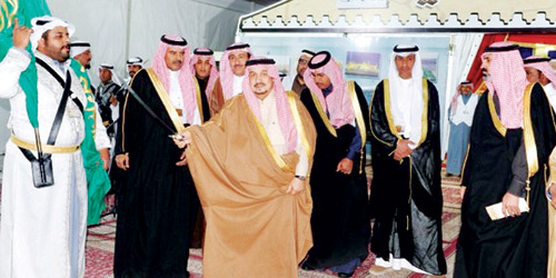  أمير منطقة الرياض يؤدي العرضة داخل الجناح