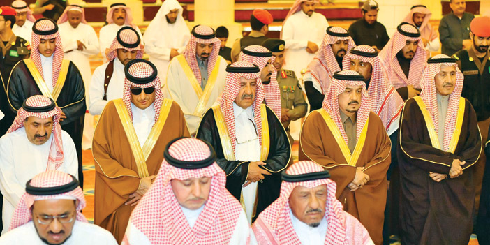 أمير منطقة الرياض يؤدي صلاة الميت على والدة الأمير فيصل بن فهد بن محمد 