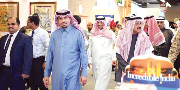   الأمير ابن عياف خلال زيارته المهرجان أمس