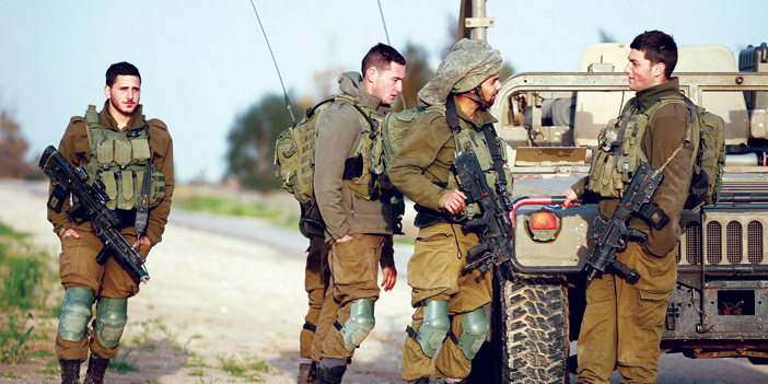   جنود الاحتلال الإسرائيلي يقفون بآلياتهم العسكرية بالقرب من قطاع غزة