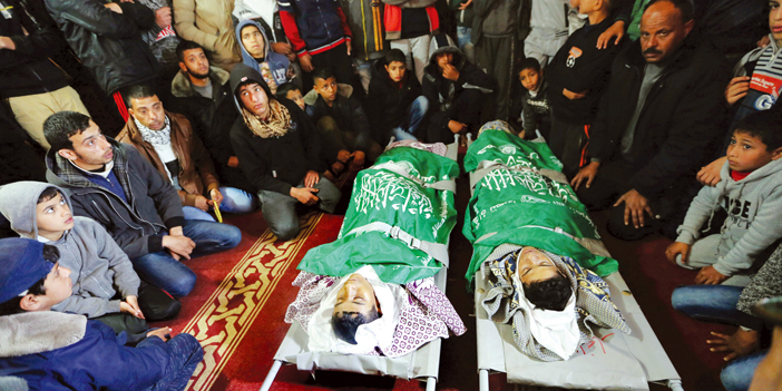  تشييع جثمانَيْ فلسطينيَّيْن قُتلا في غارات طيران الاحتلال الإسرائيلي